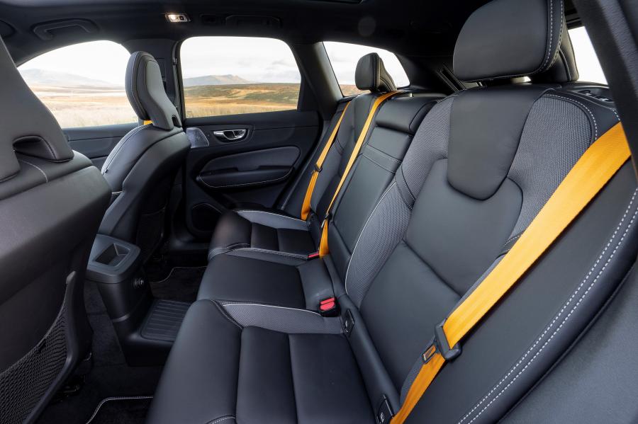 Интерьер Volvo XC60 T8 Polestar Engineered 2019 года  (UK) (фото 24 из 40)